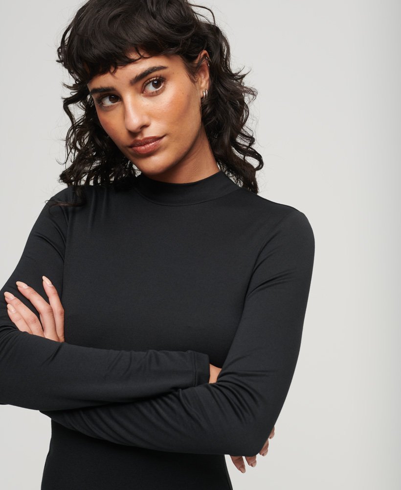 zwarte mini-jurk van jersey met hoge hals en lange mouwen.