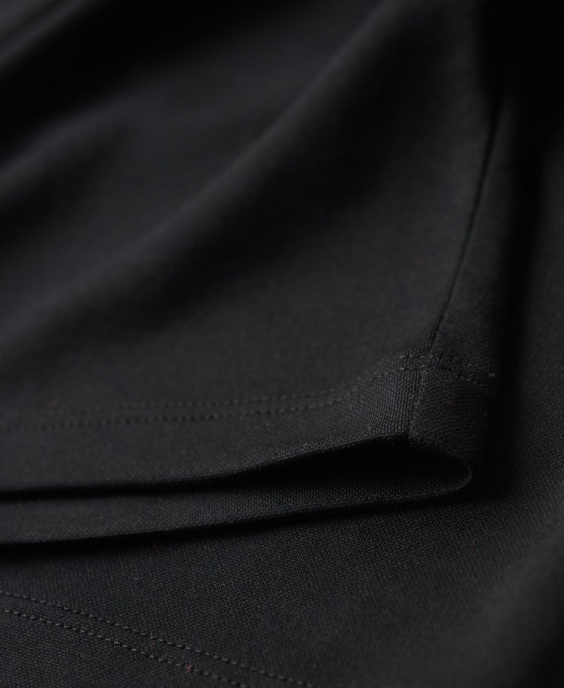 zwarte mini-jurk van jersey met hoge hals en lange mouwen.