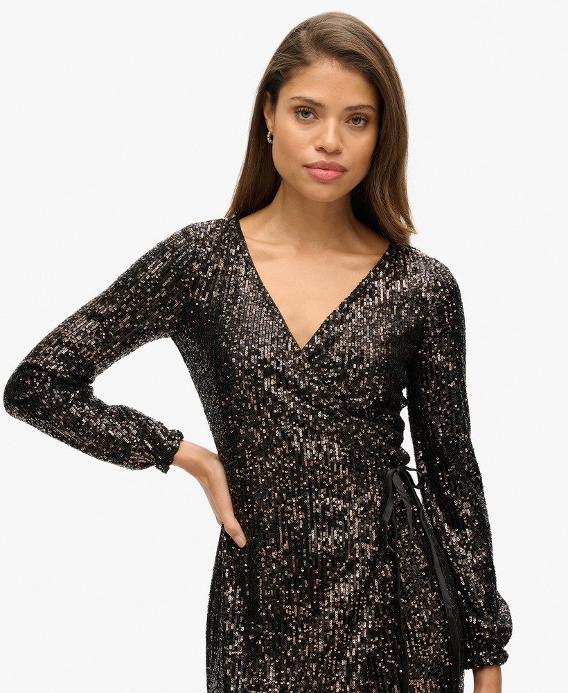 maxi-jurk met pailletten en wikkeldetail in koperzwart.