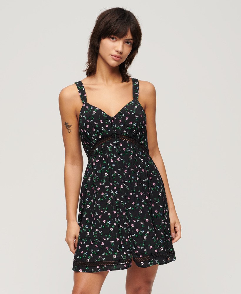 cami-jurk met v-hals en kanten afwerking in cosmos black met bloemenprint.