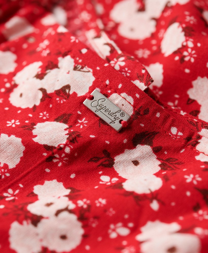 bedrukte cami-jurk met knoopsluiting en rozenprint.