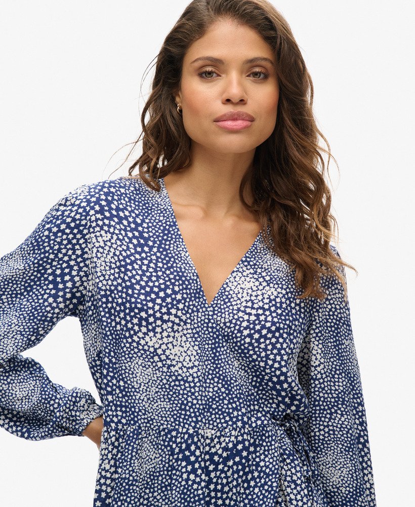 bedrukte mini-jurk met lange mouwen en overslagprint in een donkerblauwe kleur met verspreide stippen.