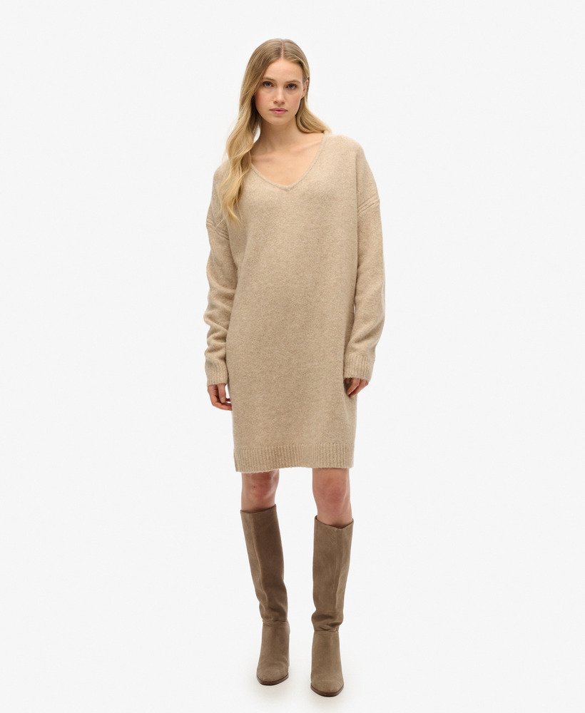 oversized v-hals jurk in lichtbeige met een twist