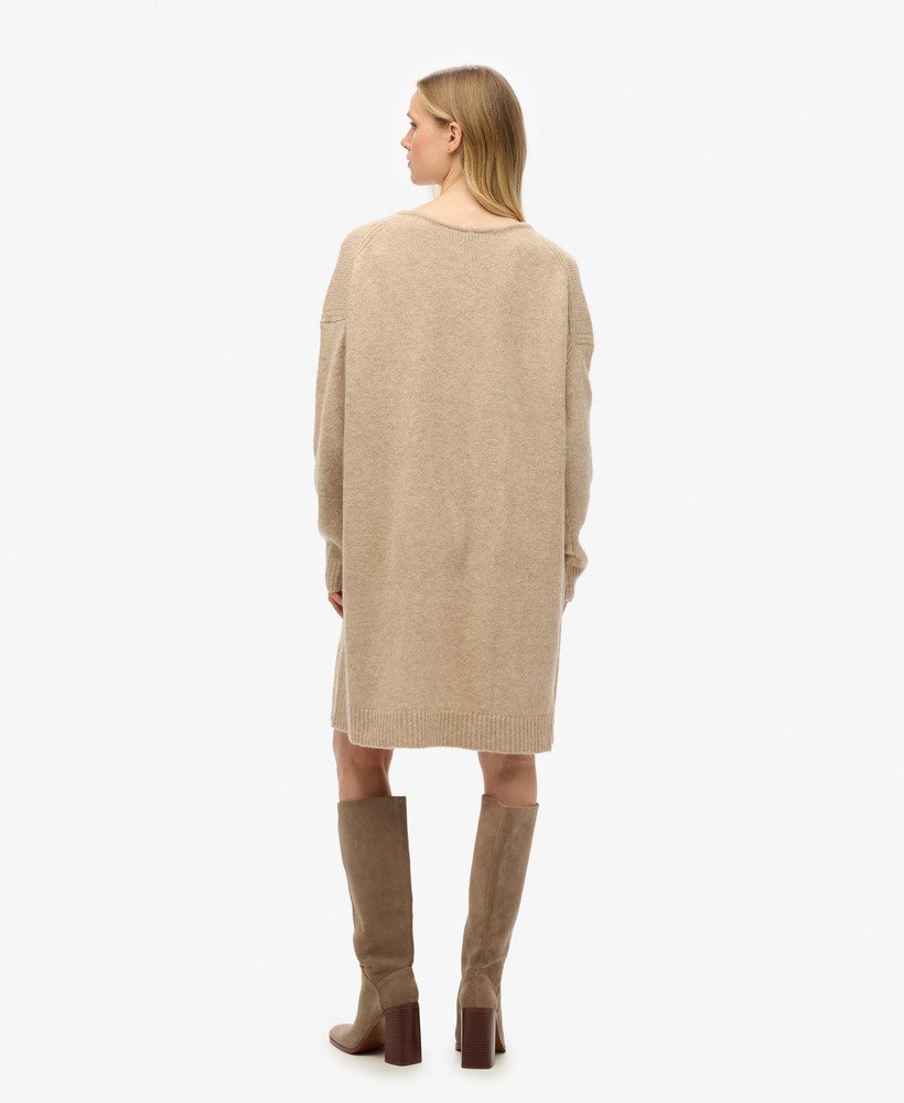 oversized v-hals jurk in lichtbeige met een twist