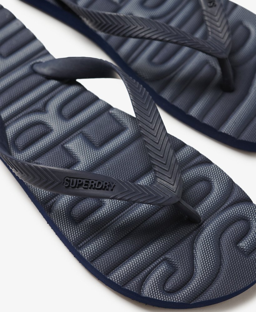 vintage veganistische teenslippers in een rijke marineblauwe tint.