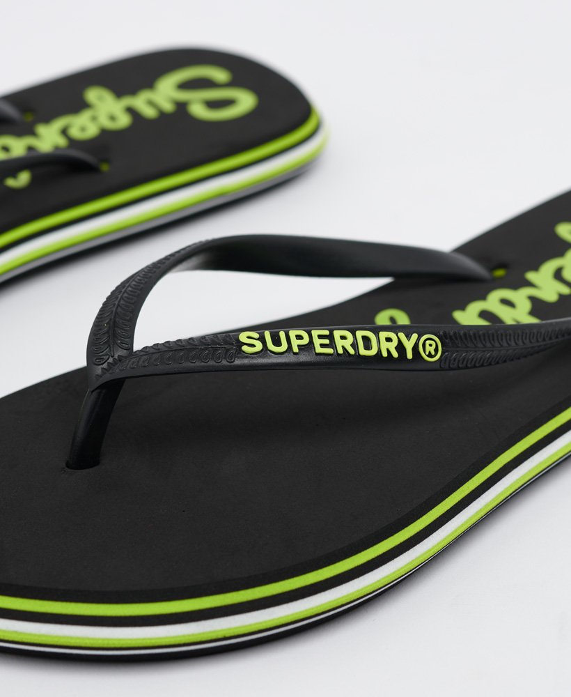 neon regenboogkleurige stijlvolle teenslippers in neongeel.