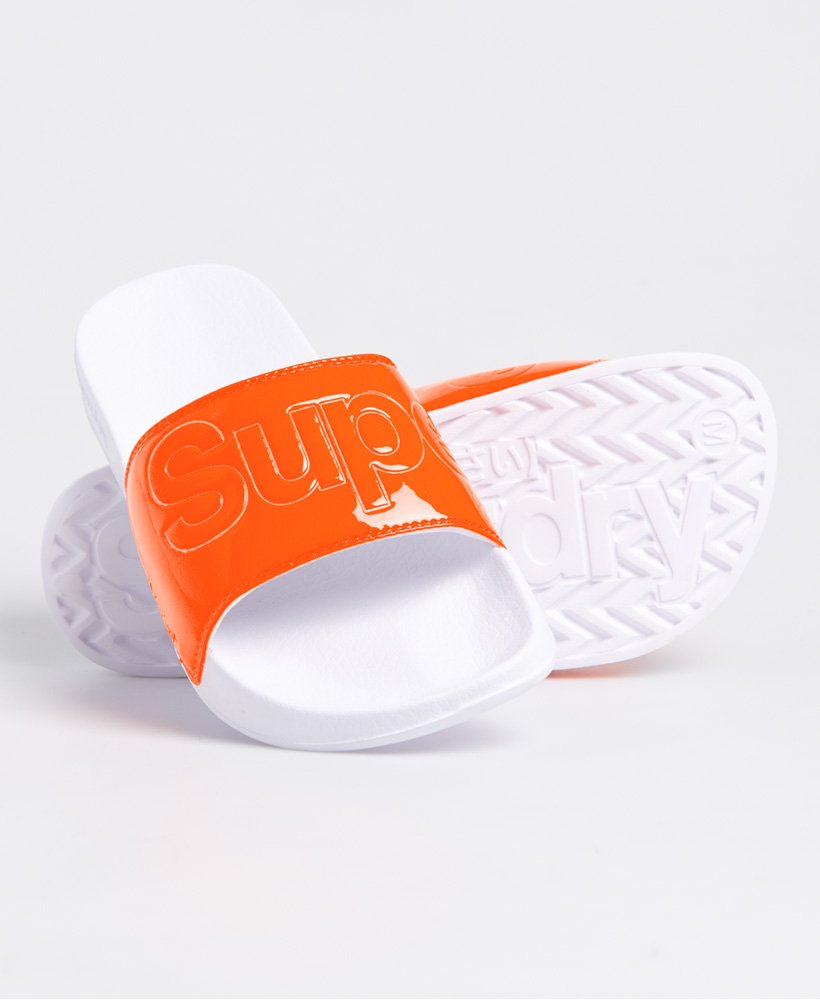 zwembadglijbanen in fluorescerend oranje