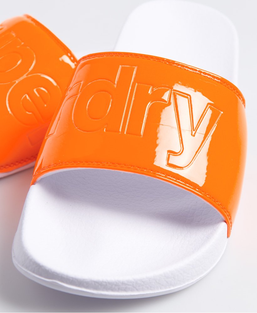 zwembadglijbanen in fluorescerend oranje