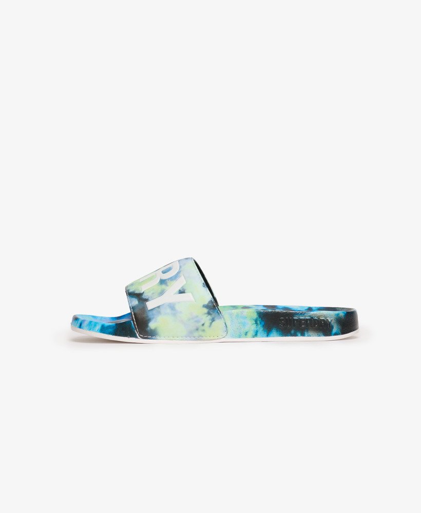vegan slippers met tie-dye-effect in meerdere kleuren.