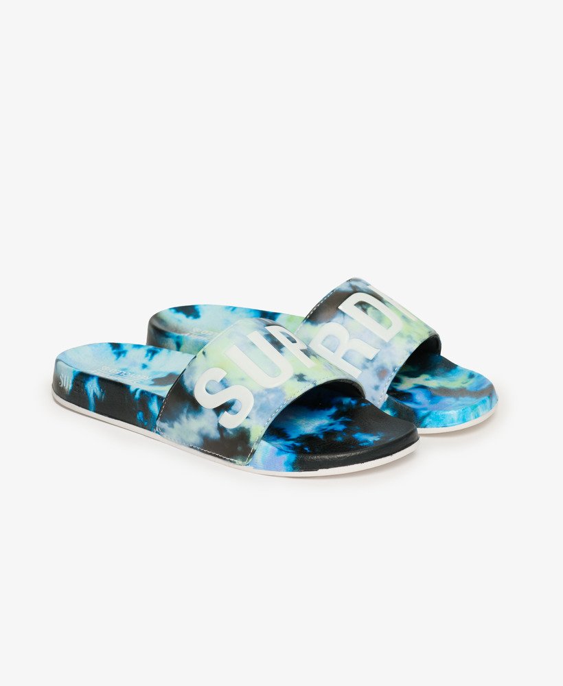 vegan slippers met tie-dye-effect in meerdere kleuren.