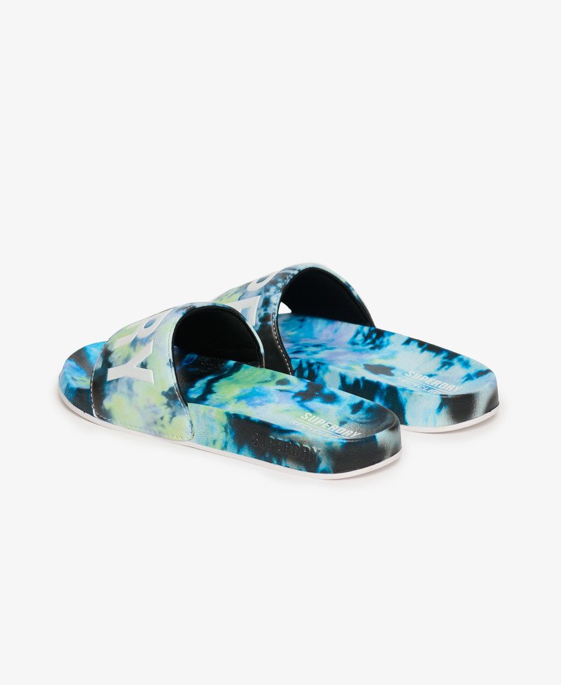 vegan slippers met tie-dye-effect in meerdere kleuren.