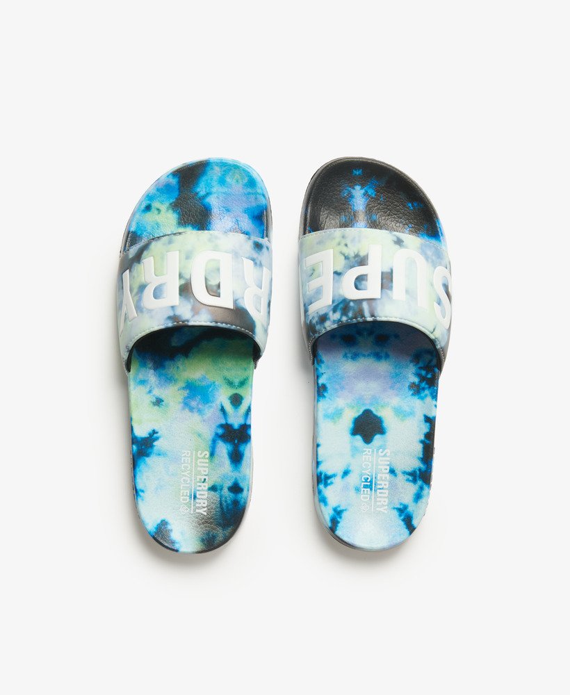vegan slippers met tie-dye-effect in meerdere kleuren.