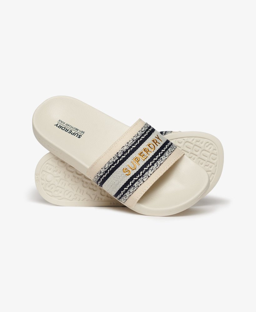 vegan zwembadslippers van geweven materiaal in natuurlijke kleur.