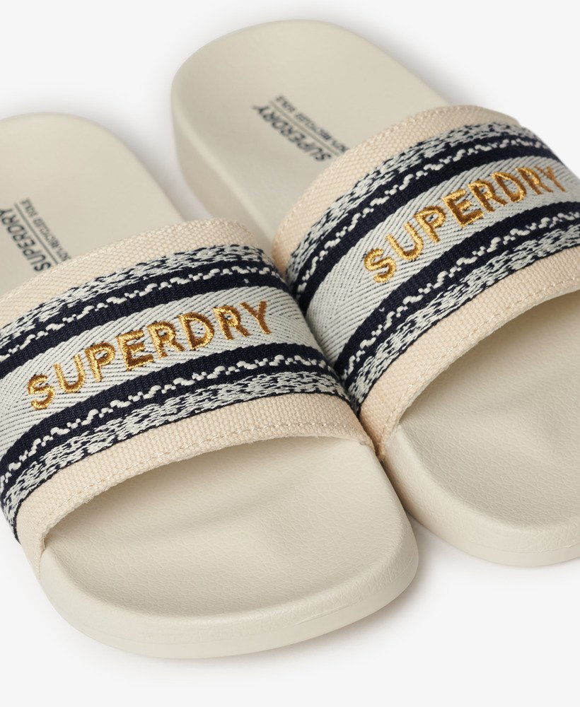 vegan zwembadslippers van geweven materiaal in natuurlijke kleur.
