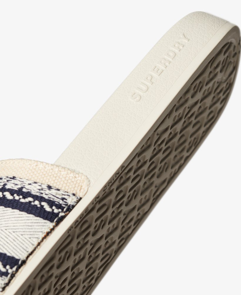 vegan zwembadslippers van geweven materiaal in natuurlijke kleur.