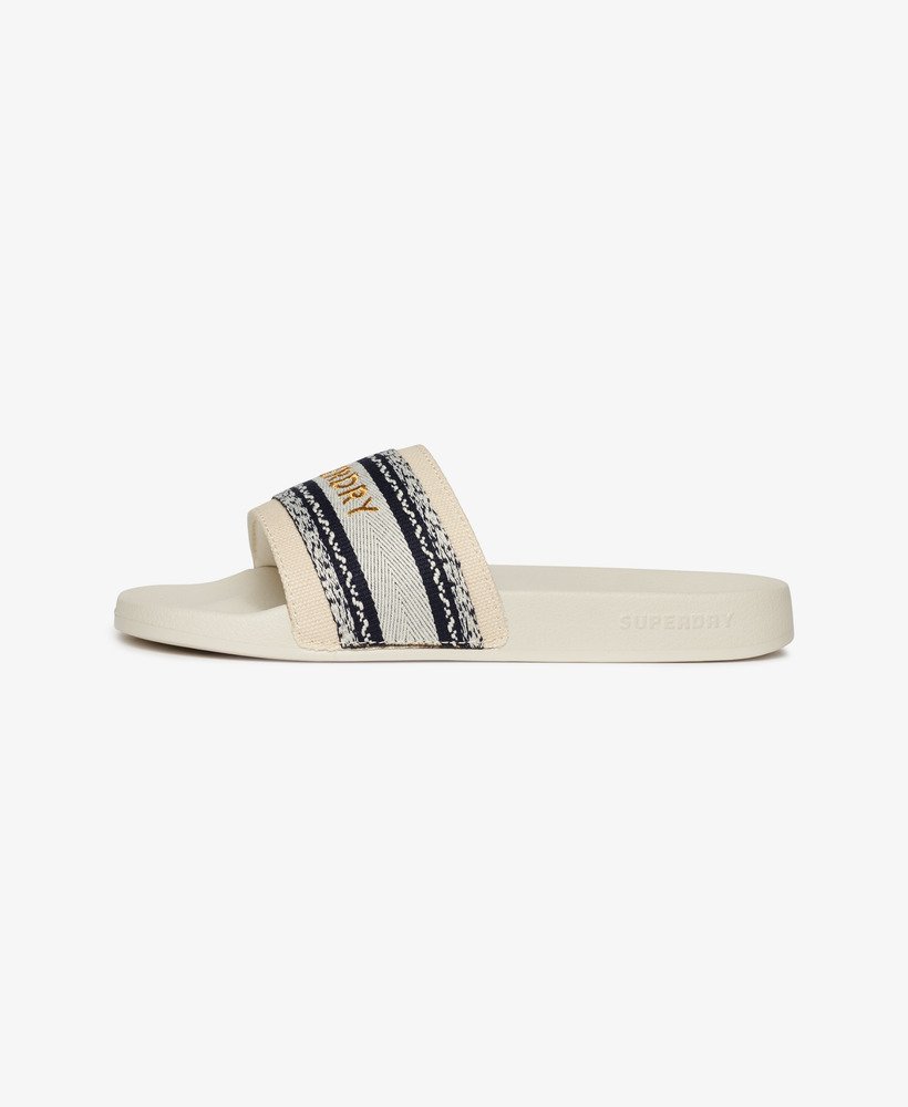 vegan zwembadslippers van geweven materiaal in natuurlijke kleur.