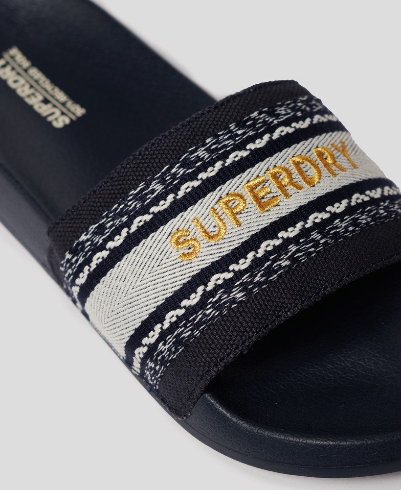 vegan zwembadslippers van geweven materiaal in de kleur truest navy.