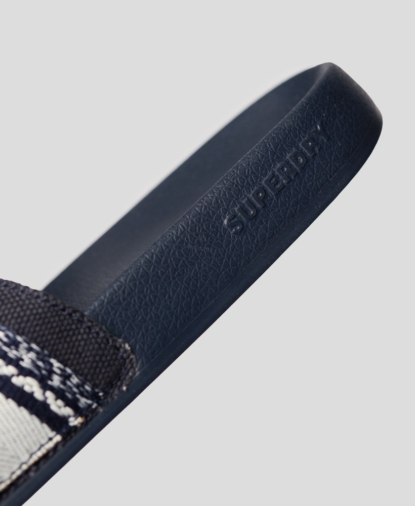 vegan zwembadslippers van geweven materiaal in de kleur truest navy.
