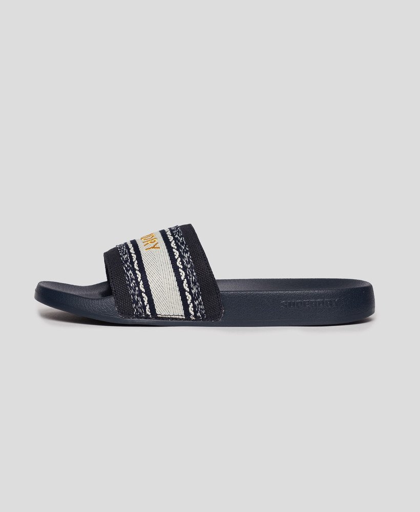 vegan zwembadslippers van geweven materiaal in de kleur truest navy.
