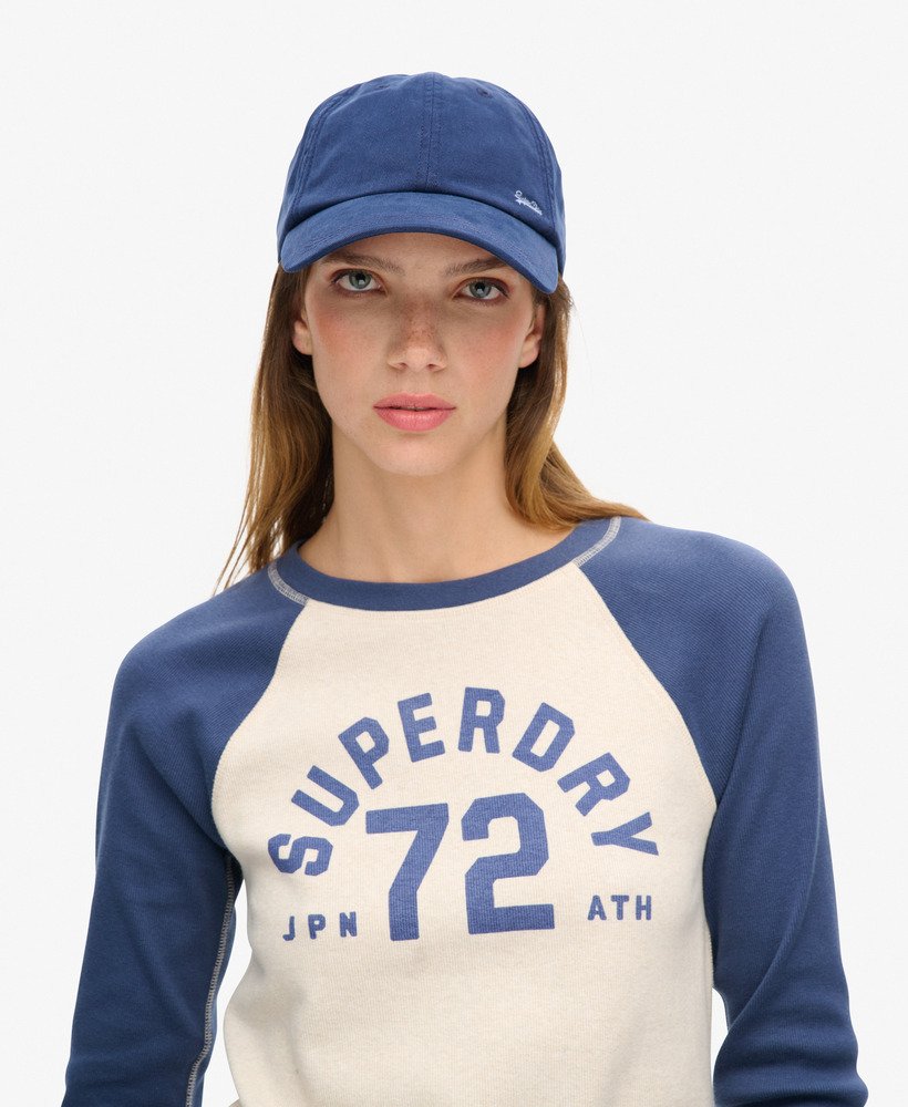 vintage geborduurde pet in diep marineblauw.