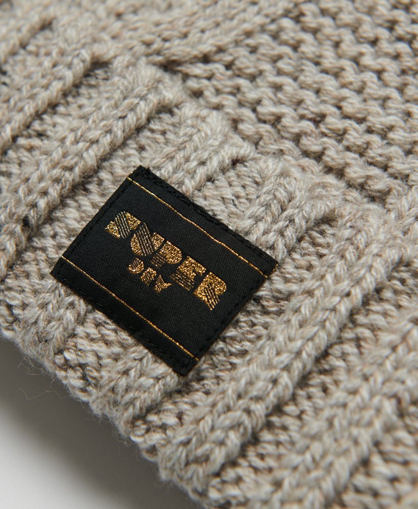 kabelgebreide muts in haverbeige met spikkels