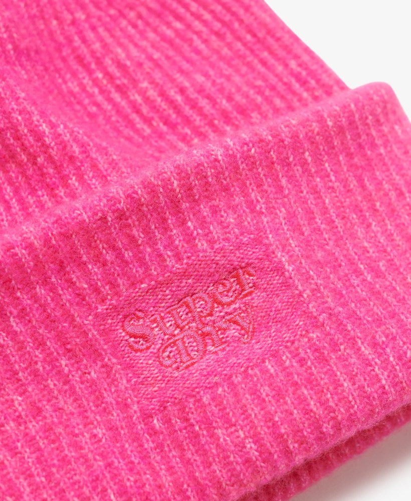 zachte ribgebreide muts in fel magenta roze