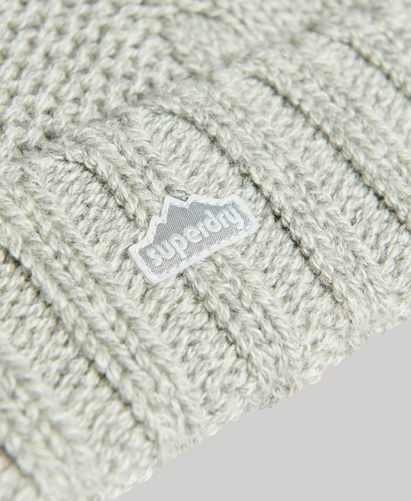 kabelgebreide muts met pompon in lichtgrijze tweed