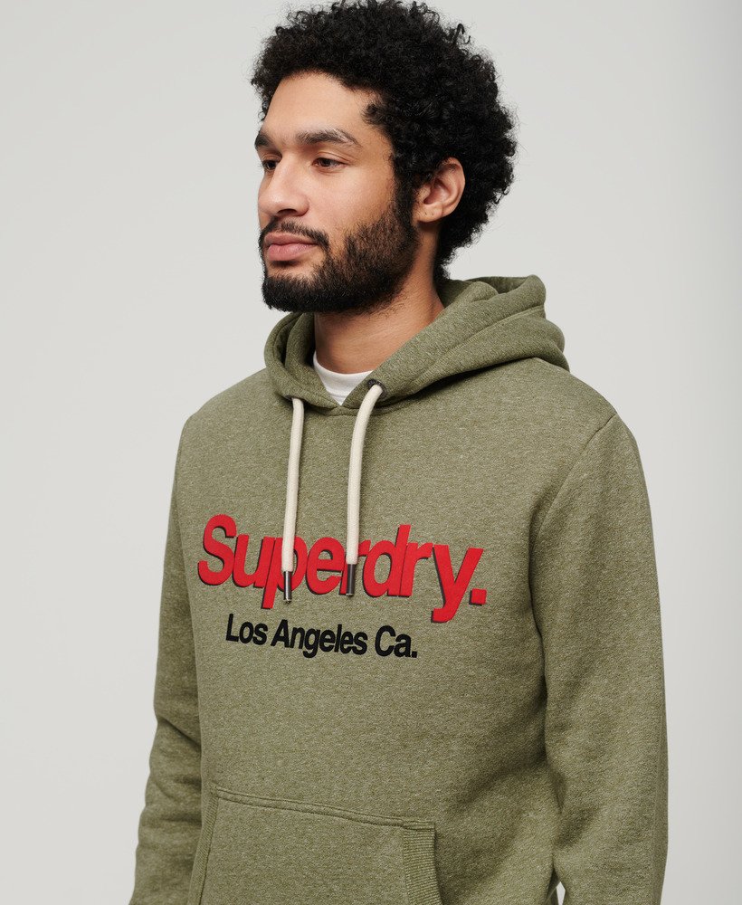 core logo classic hoodie in een gedempte olijfgroene tint.
