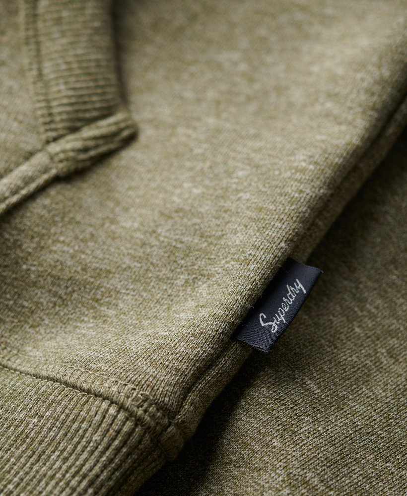 core logo classic hoodie in een gedempte olijfgroene tint.
