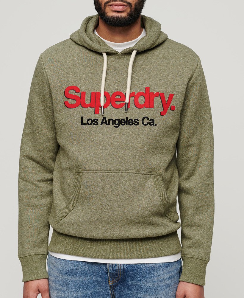core logo classic hoodie in een gedempte olijfgroene tint.