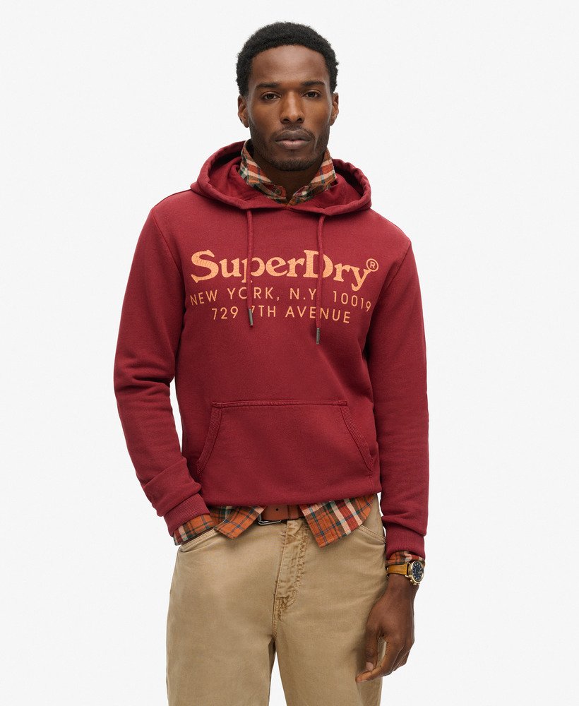 hoodie met logo van de locatie in wijnrood