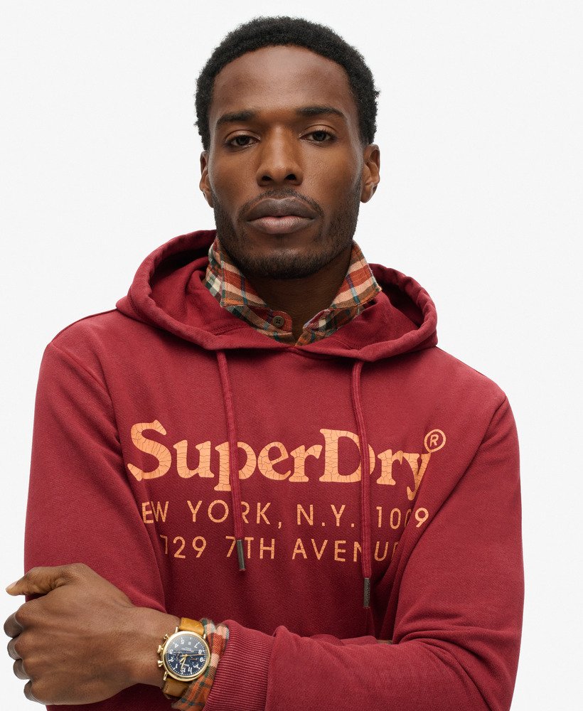 hoodie met logo van de locatie in wijnrood
