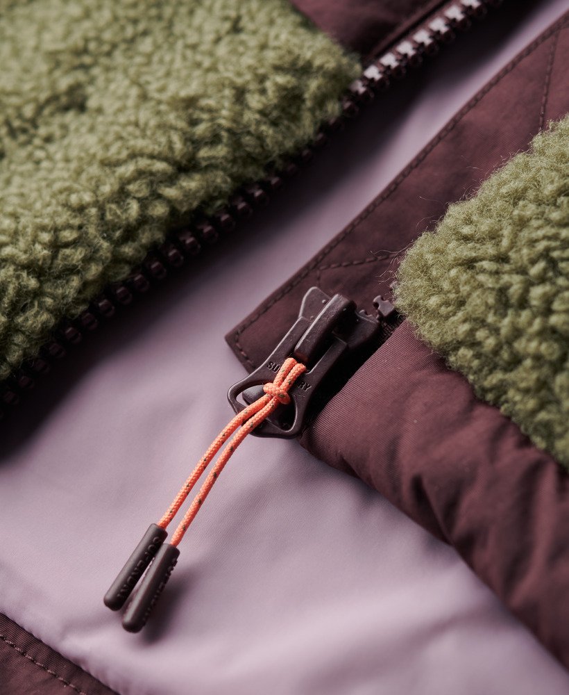 fleecejack met capuchon in de kleur burnt olive.