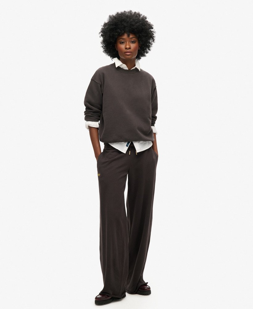 essential logo relaxed fit sweatshirt in bison black