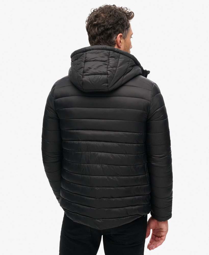 gewatteerde jas met capuchon van fuji sport in zwart.