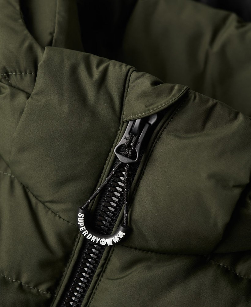 gewatteerd fuji sport vest met capuchon in donker mosgroen