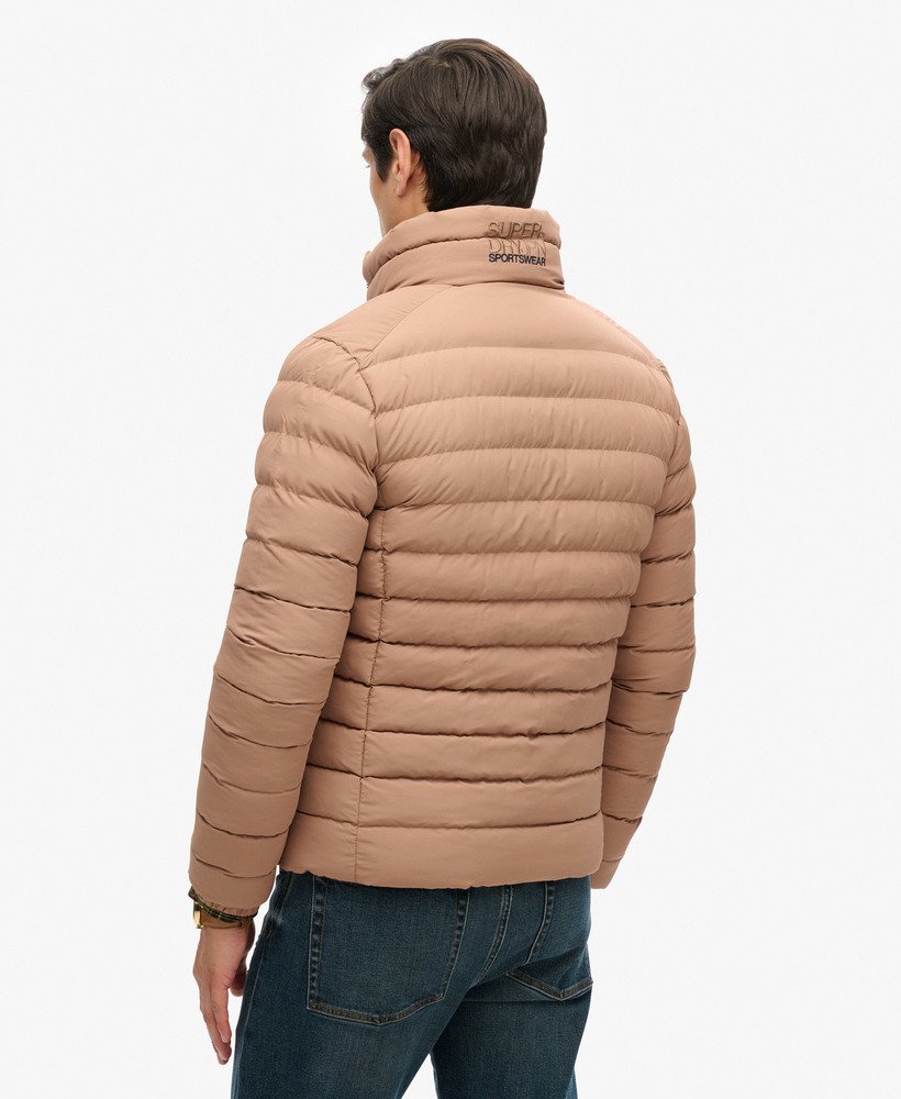 geborduurd gewatteerd jack van fuji in woodsmoke brown.