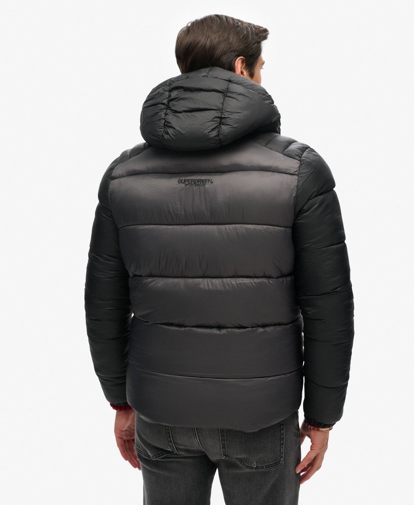 gewatteerde sportjas met capuchon en kleurblokken in zwart.