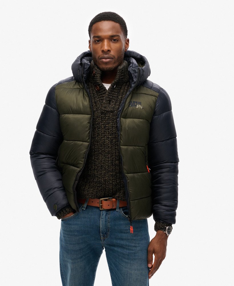 gewatteerde sportjas met capuchon en kleurblokken in eclipse navydark moss.