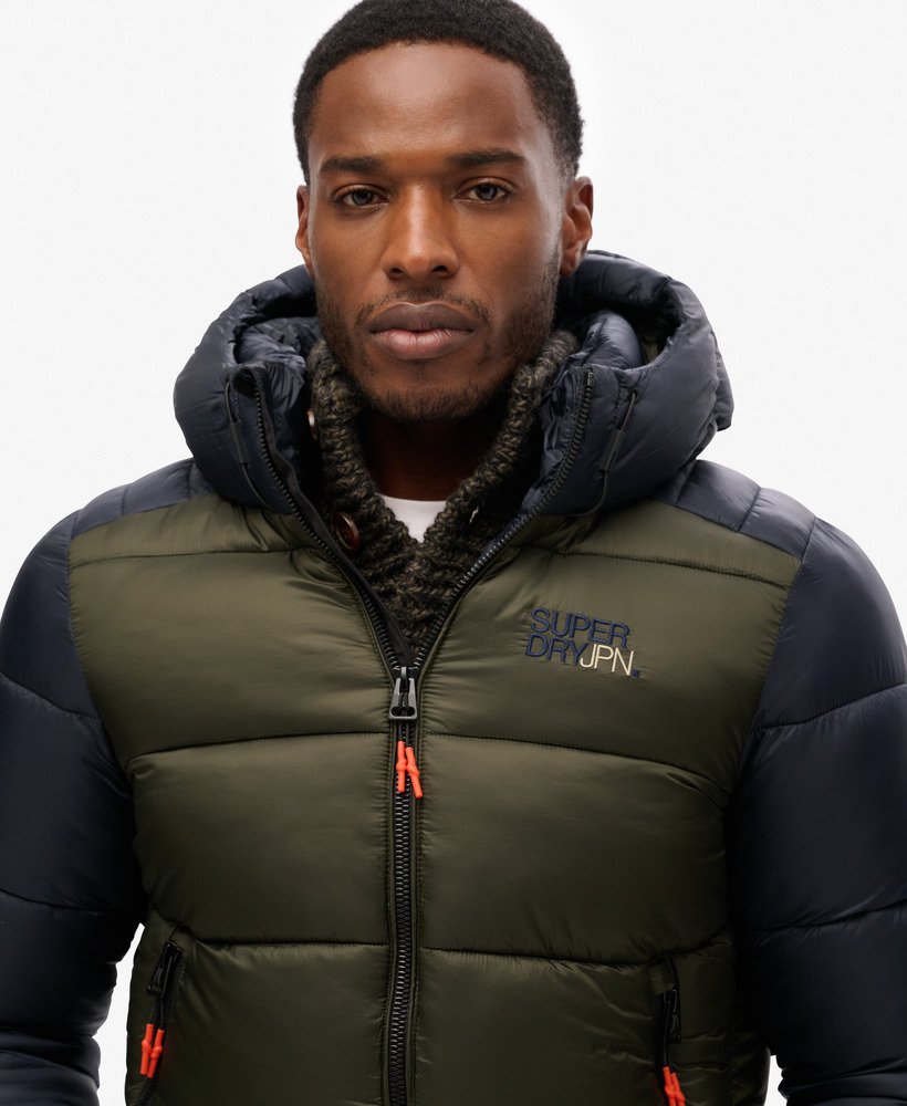 gewatteerde sportjas met capuchon en kleurblokken in eclipse navydark moss.