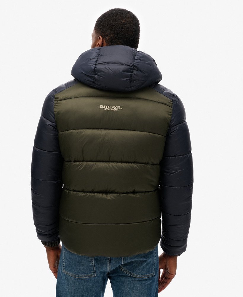 gewatteerde sportjas met capuchon en kleurblokken in eclipse navydark moss.