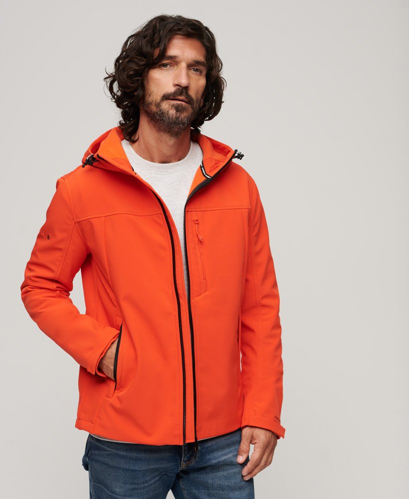fleecegevoerde softshell-jas met capuchon in opvallend oranje.