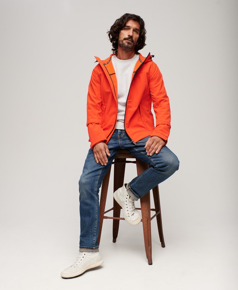 fleecegevoerde softshell-jas met capuchon in opvallend oranje.