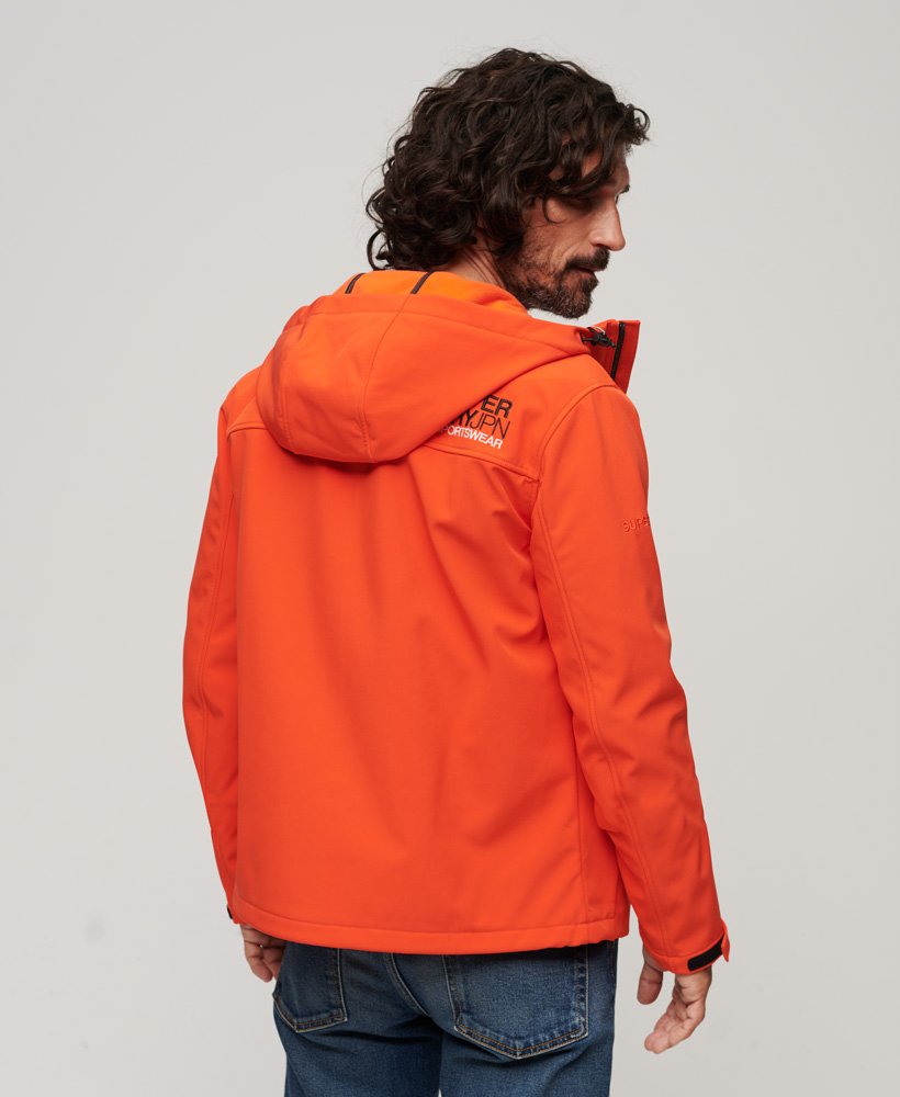 fleecegevoerde softshell-jas met capuchon in opvallend oranje.