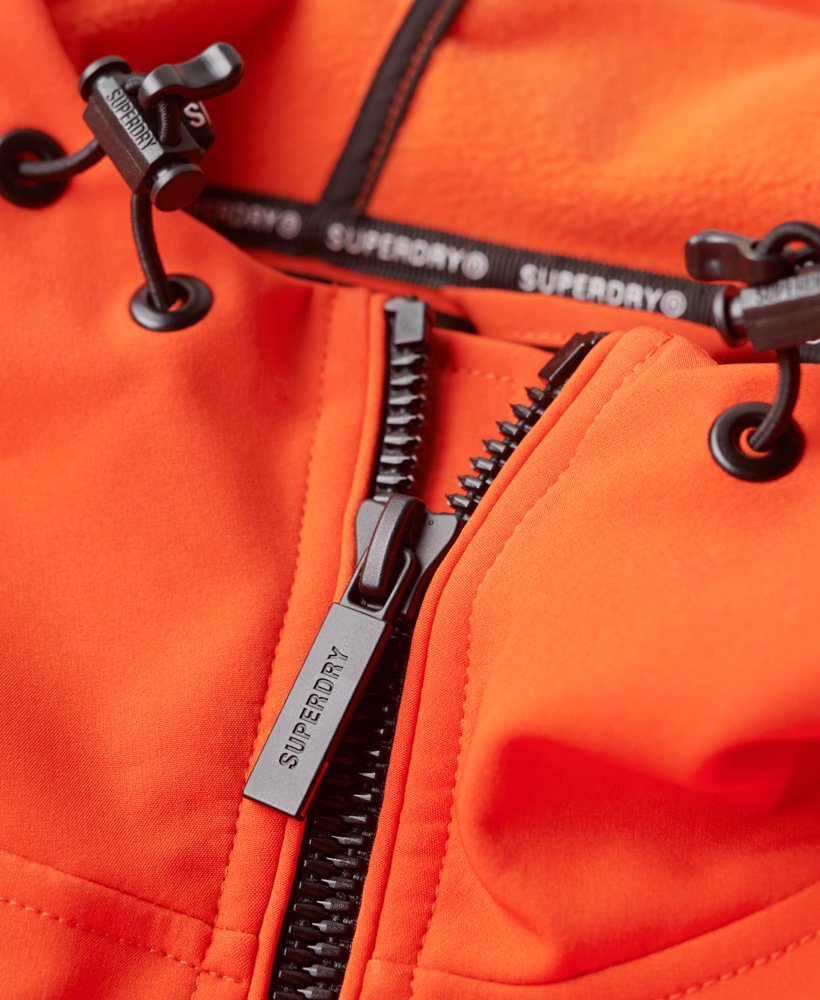 fleecegevoerde softshell-jas met capuchon in opvallend oranje.