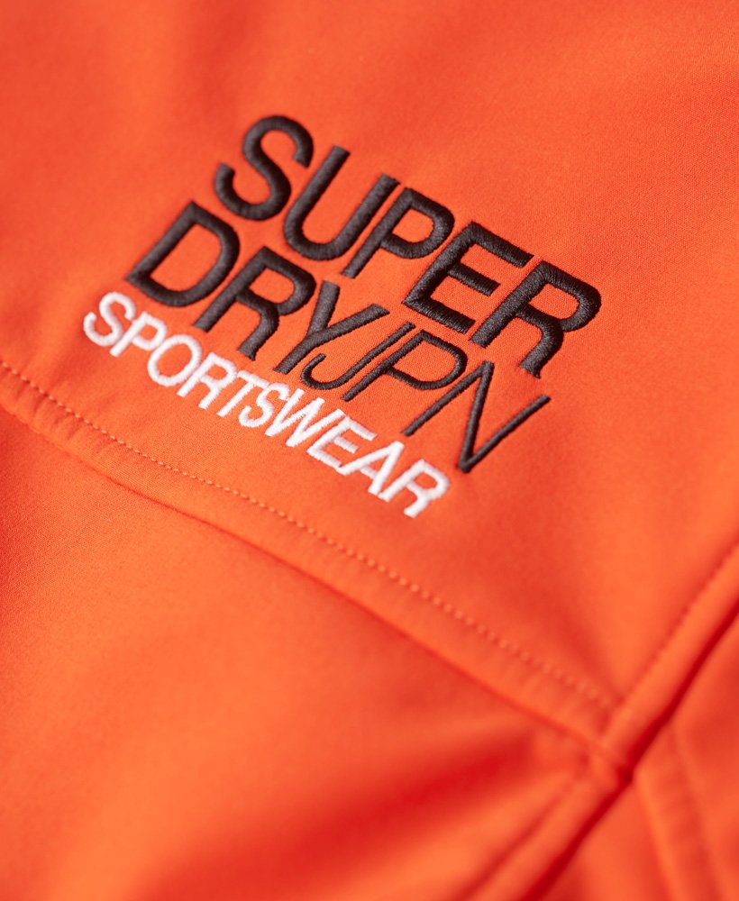 fleecegevoerde softshell-jas met capuchon in opvallend oranje.