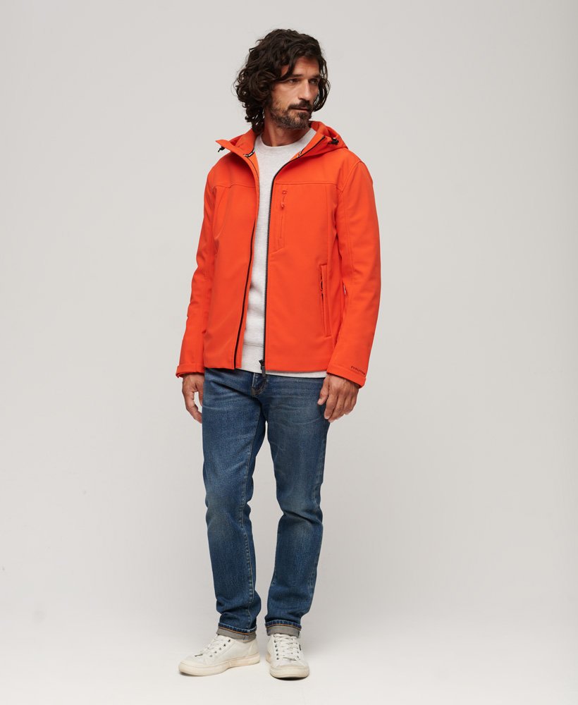 fleecegevoerde softshell-jas met capuchon in opvallend oranje.