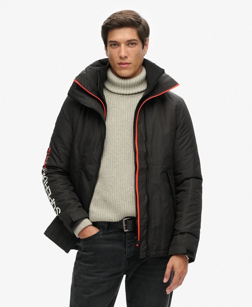 windjack met capuchon in jachtstijl zwartfel oranje.