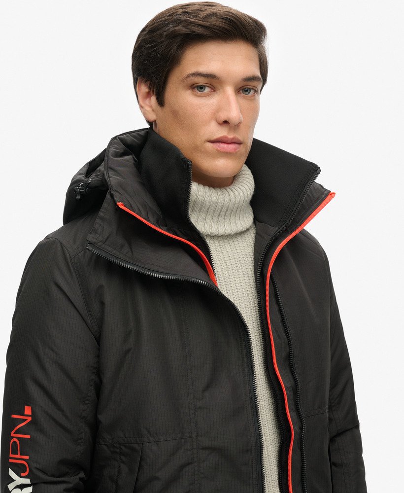 windjack met capuchon in jachtstijl zwartfel oranje.