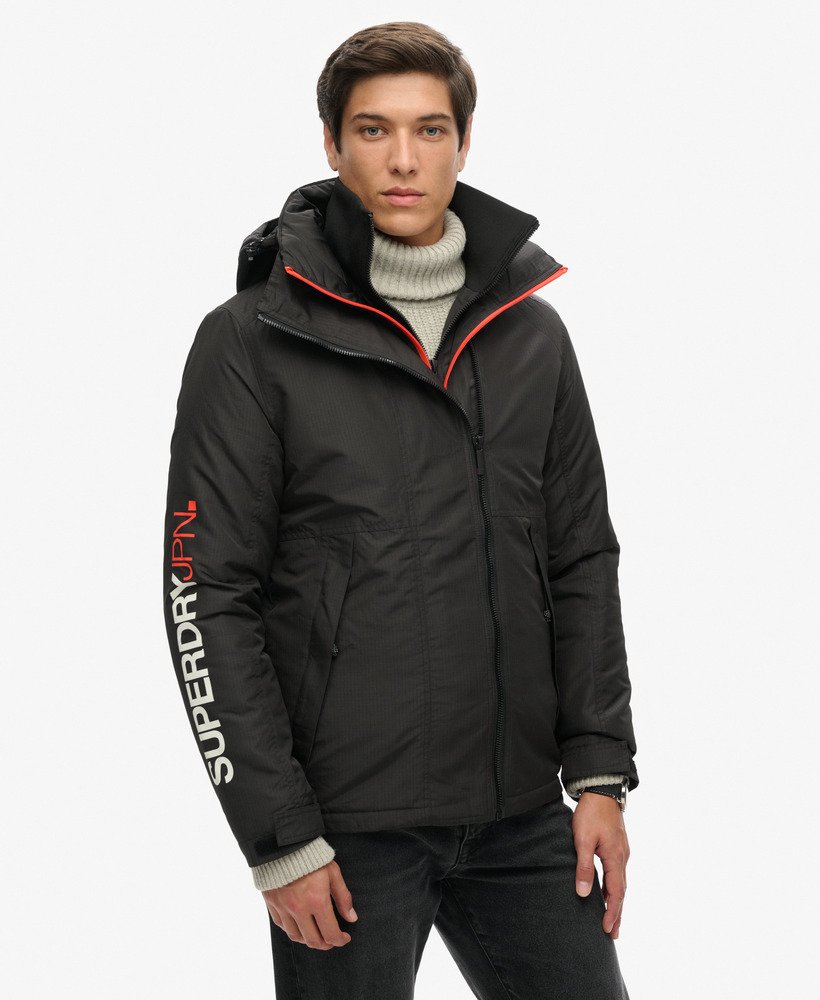 windjack met capuchon in jachtstijl zwartfel oranje.
